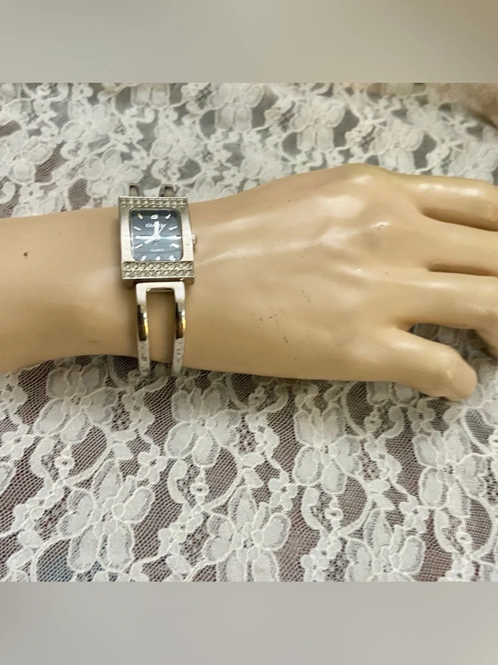 Gucci 90001 Quartz Silver Tone with Rhinestones Bangle Ladies Watch